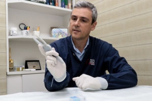 Dentista cria passador de fio dental para pessoas com defici&ecirc;ncia