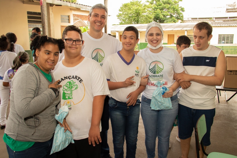 Dentistas visitam alunos da Apae em Cuiab&aacute; e entregam kits de higiene bucal e testam aparelho passador de fio dental
